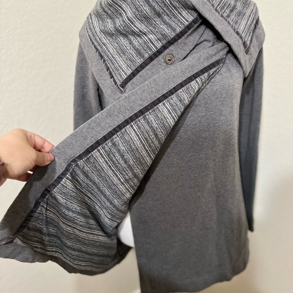 ❄️ ⛄️ Lululemon Savasana Wrap Charcoal Grey Strata Stripe Lined Sz 4 Thumbholes - Picture 7 of 9